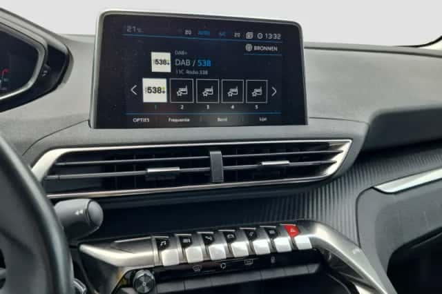 Peugeot 3008 (2018) thumbnail 17