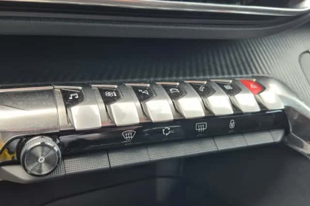 Peugeot 3008 (2018) thumbnail 22