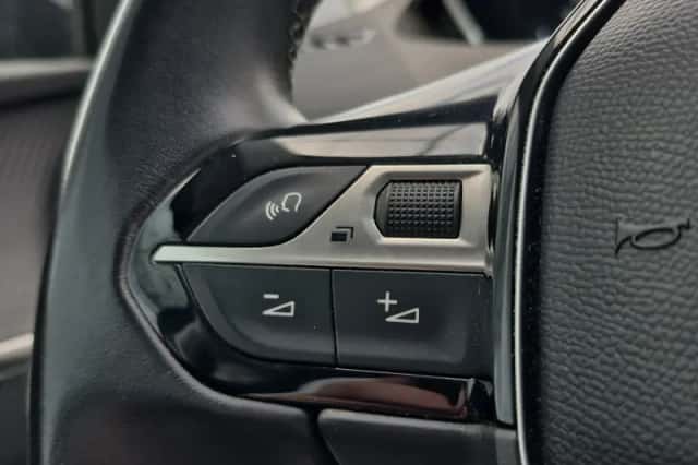 Peugeot 3008 (2018) thumbnail 9