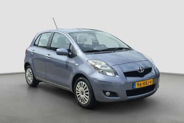Toyota Yaris (2011) thumbnail 2