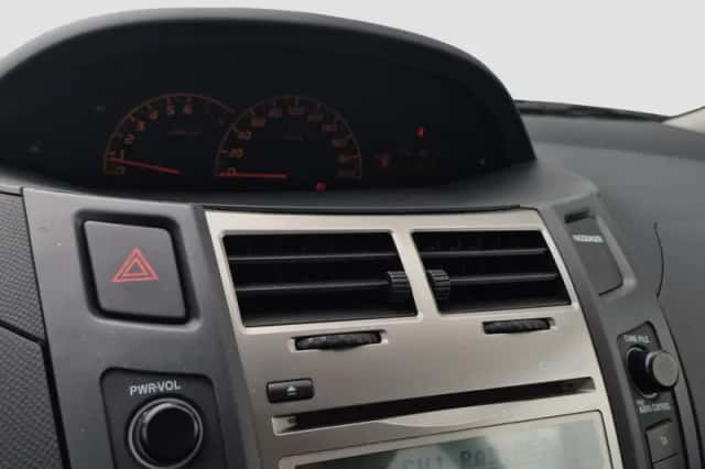 Toyota Yaris (2011) thumbnail 13
