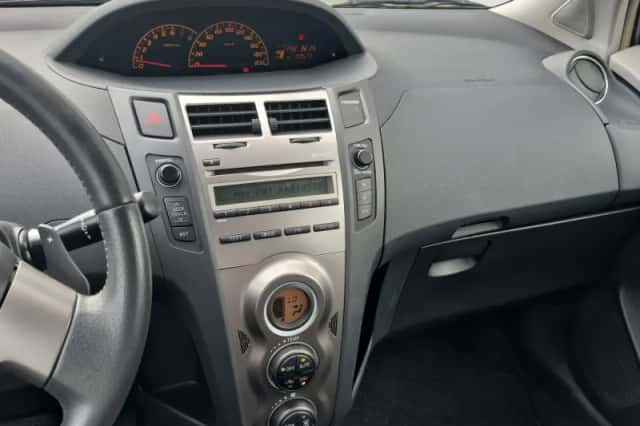 Toyota Yaris (2011) thumbnail 15