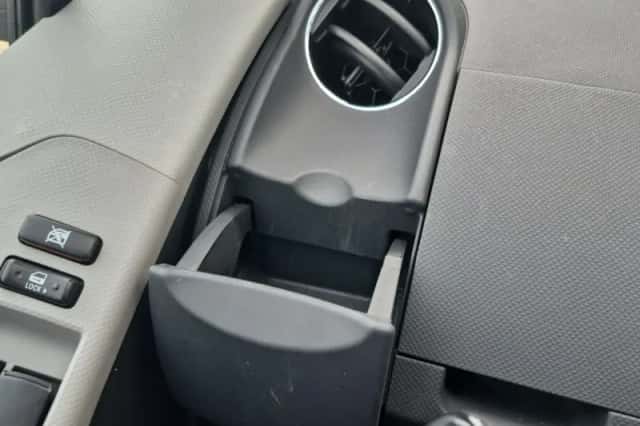Toyota Yaris (2011) thumbnail 16