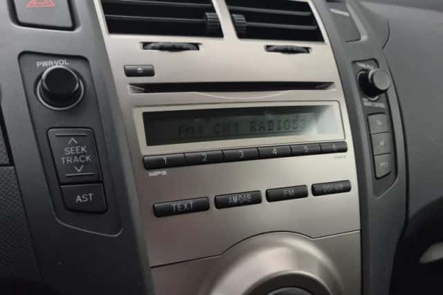 Toyota Yaris (2011) thumbnail 18