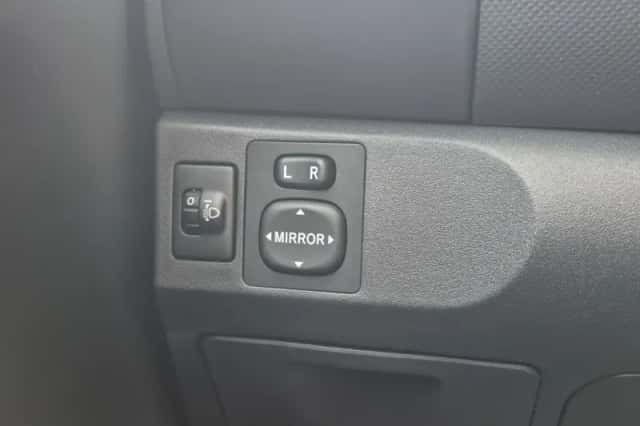 Toyota Yaris (2011) thumbnail 20