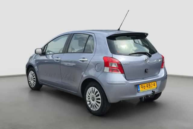 Toyota Yaris (2011) thumbnail 3