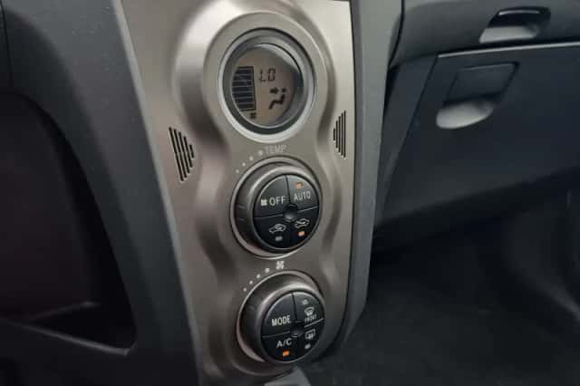 Toyota Yaris (2011) thumbnail 23