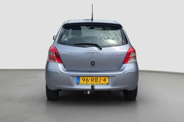 Toyota Yaris (2011) thumbnail 4
