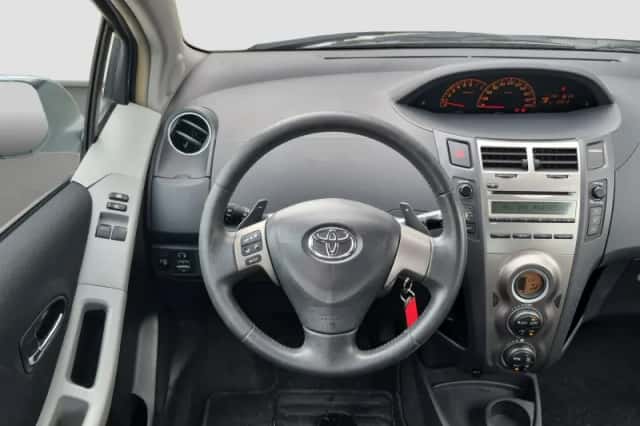 Toyota Yaris (2011) thumbnail 10