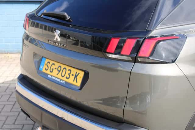 Peugeot 3008 (2018) thumbnail 14