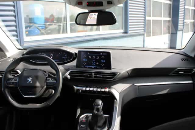 Peugeot 3008 (2018) thumbnail 18