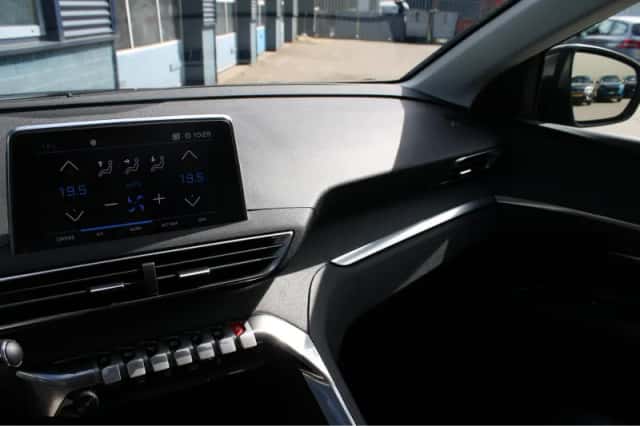Peugeot 3008 (2018) thumbnail 26