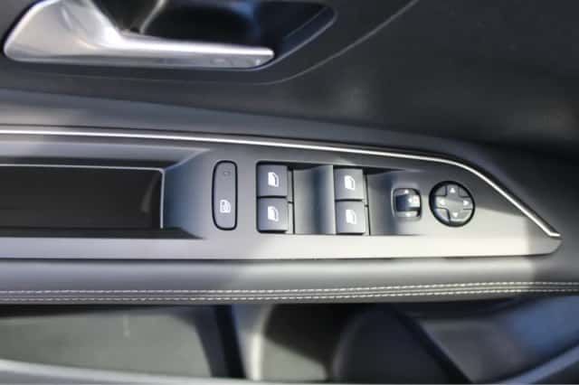 Peugeot 3008 (2018) thumbnail 34