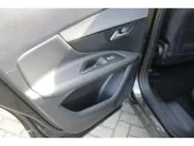 Peugeot 3008 (2018) thumbnail 36