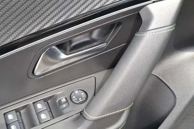 Peugeot 2008 (2023) thumbnail 5