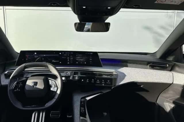 Peugeot e-3008 (2024) thumbnail 2