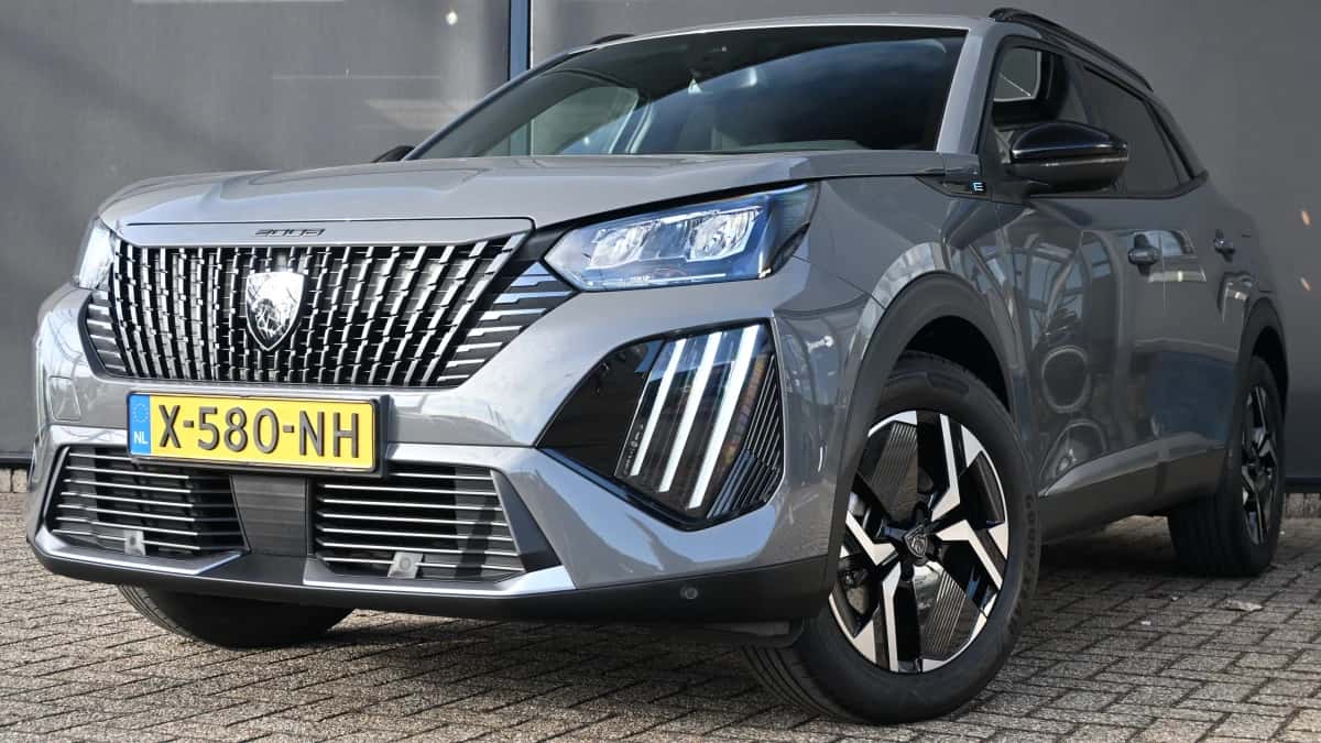 Peugeot e-2008 (2024) — foto 1