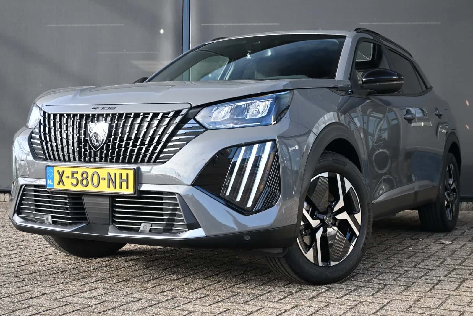 Peugeot e-2008 (2024) — foto 1