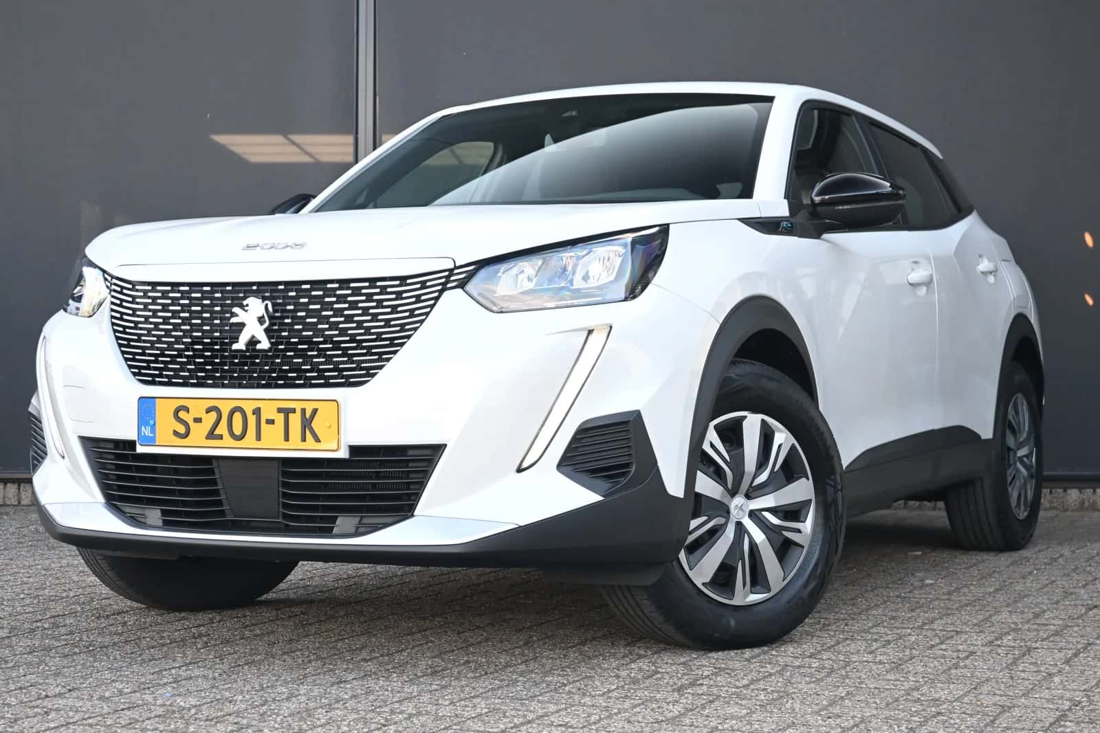 Peugeot e-2008 (2023) — foto 1