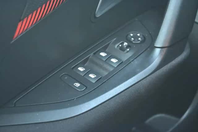 Peugeot e-2008 (2023) thumbnail 15