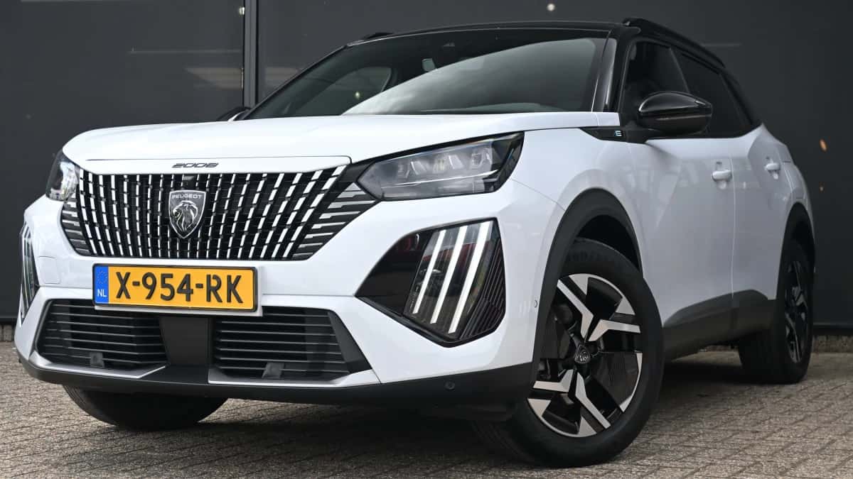 Peugeot e-2008 (2024) — foto 1
