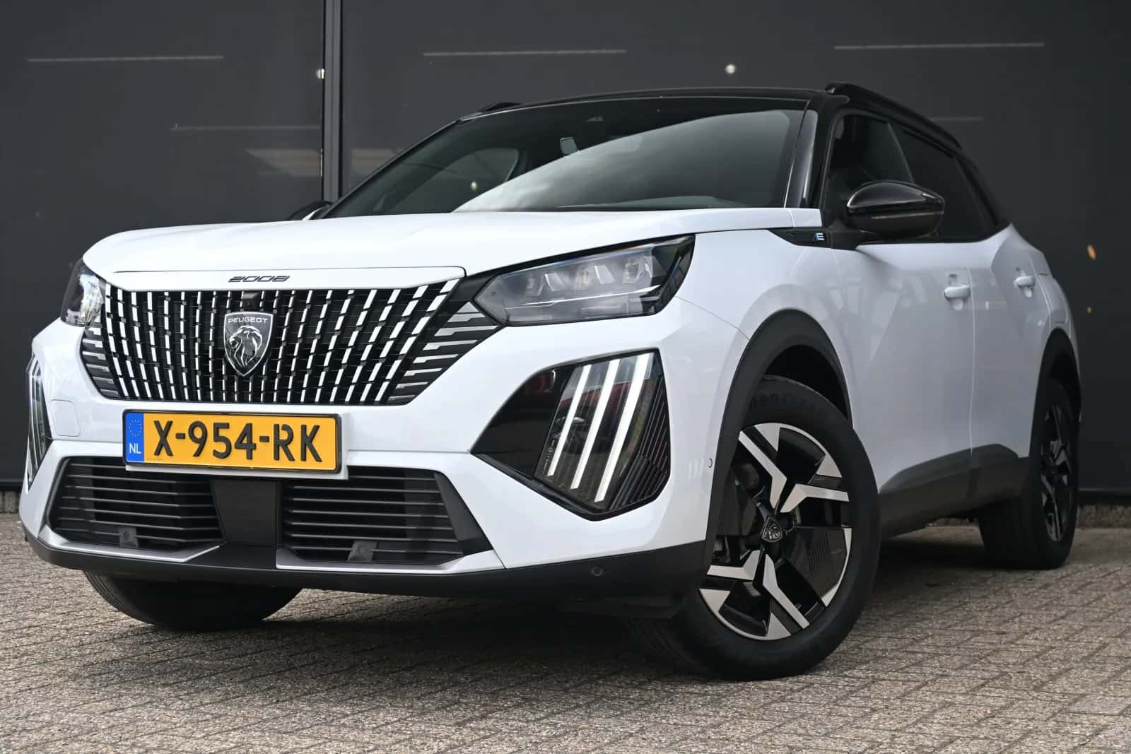 Peugeot e-2008 (2024) — foto 1