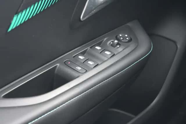 Peugeot e-208 (2021) thumbnail 17