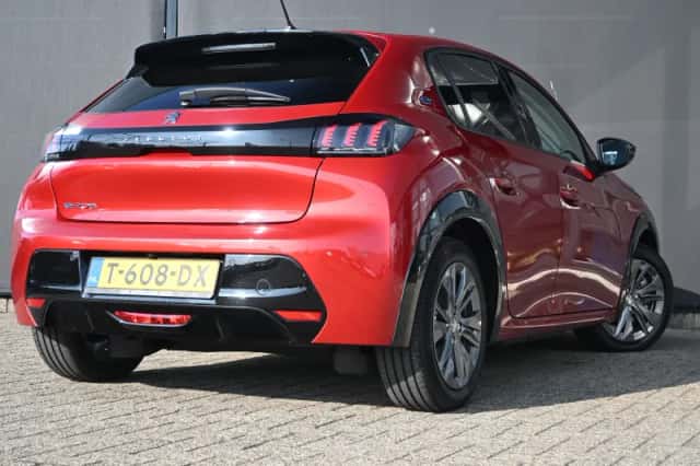 Peugeot e-208 (2023) thumbnail 3
