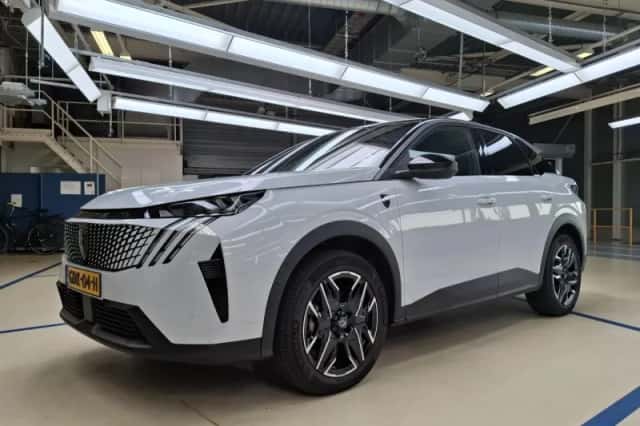 Peugeot 3008 (2024) thumbnail 1