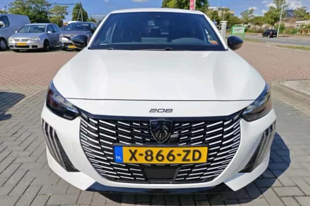 Peugeot e-208 (2024) thumbnail 2