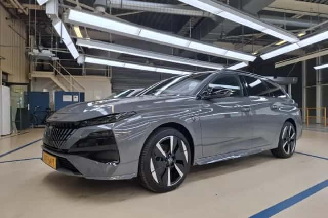 Peugeot e-308 (2025) thumbnail 1