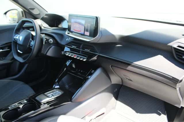 Peugeot 2008 (2023) thumbnail 3