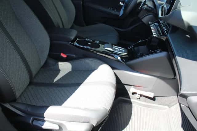 Peugeot 2008 (2023) thumbnail 5