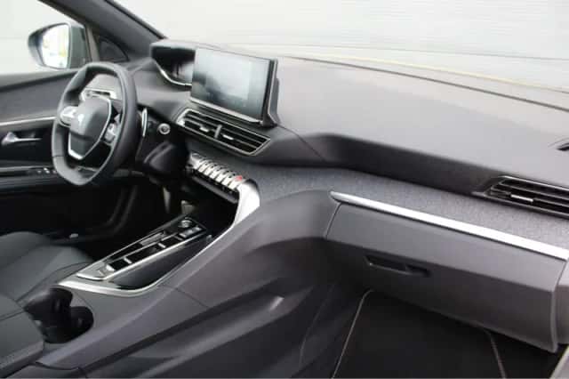 Peugeot 5008 (2023) thumbnail 3