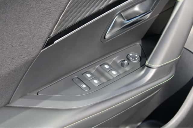 Peugeot e-2008 (2023) thumbnail 17
