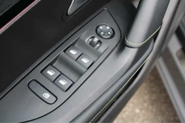 Peugeot e-2008 (2024) thumbnail 16