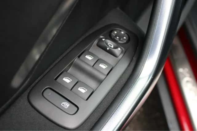 Peugeot 2008 (2018) thumbnail 14