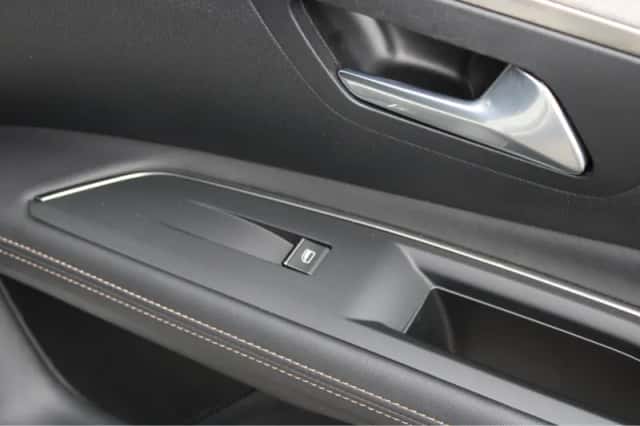 Peugeot 3008 (2022) thumbnail 6