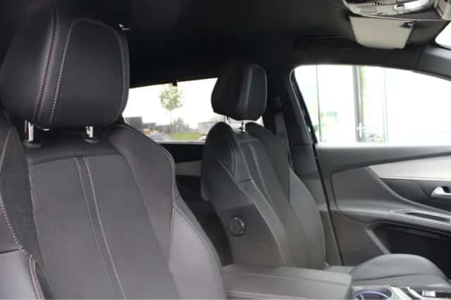 Peugeot 5008 (2023) thumbnail 4