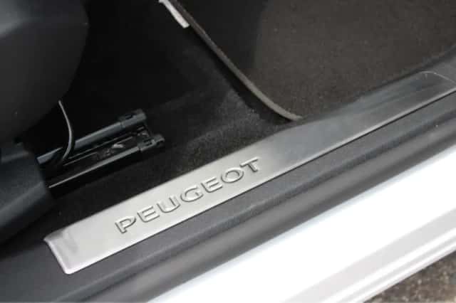 Peugeot 3008 (2021) thumbnail 6