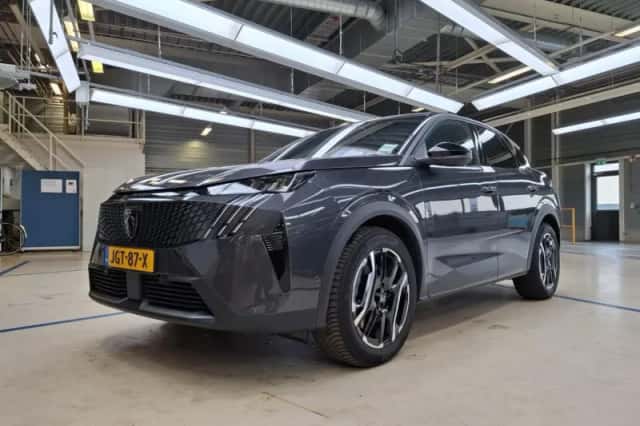 Peugeot e-3008 (2025) thumbnail 1