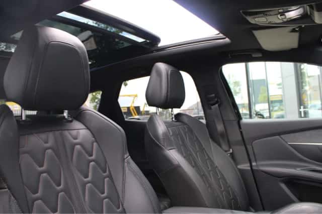 Peugeot 3008 (2017) thumbnail 4