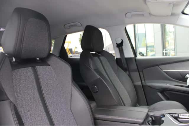 Peugeot 3008 (2020) thumbnail 4