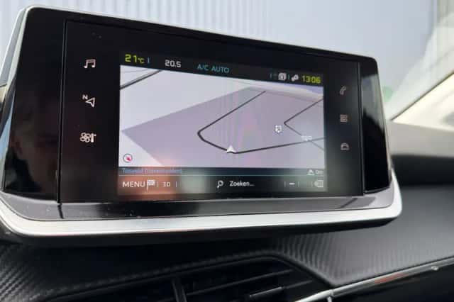 Peugeot e-208 (2022) thumbnail 16