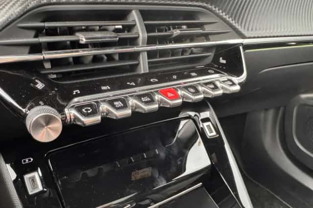 Peugeot 2008 (2021) thumbnail 18