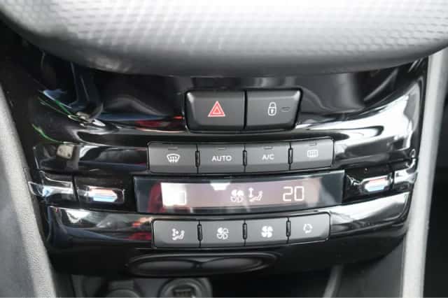 Peugeot 2008 (2018) thumbnail 33