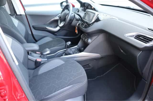 Peugeot 2008 (2018) thumbnail 17