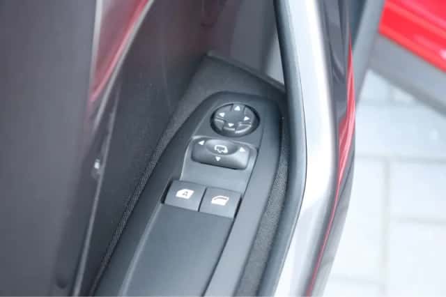 Peugeot 2008 (2018) thumbnail 18