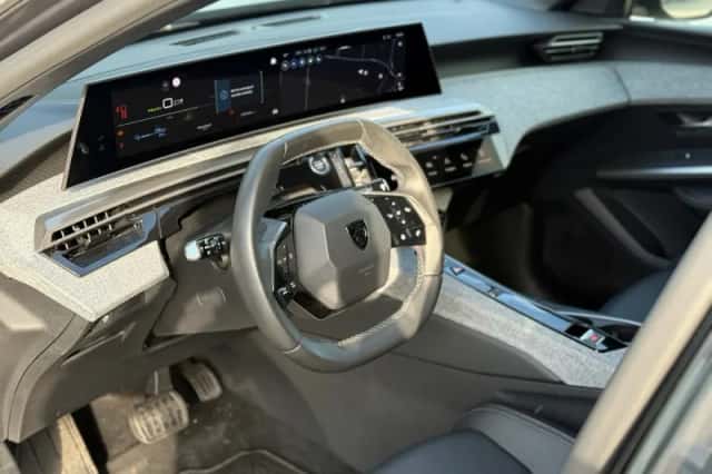 Peugeot e-3008 (2024) thumbnail 11