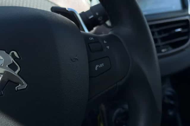 Peugeot 2008 (2015) thumbnail 24